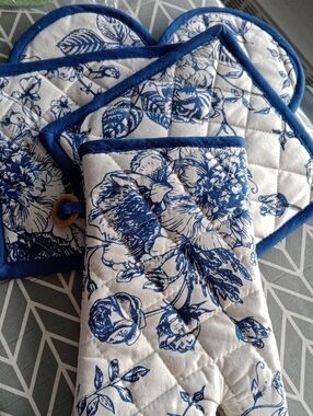 Blue Floral Quilted Oven Mitt and Pot Holder Set - Classic Kitchen Linens